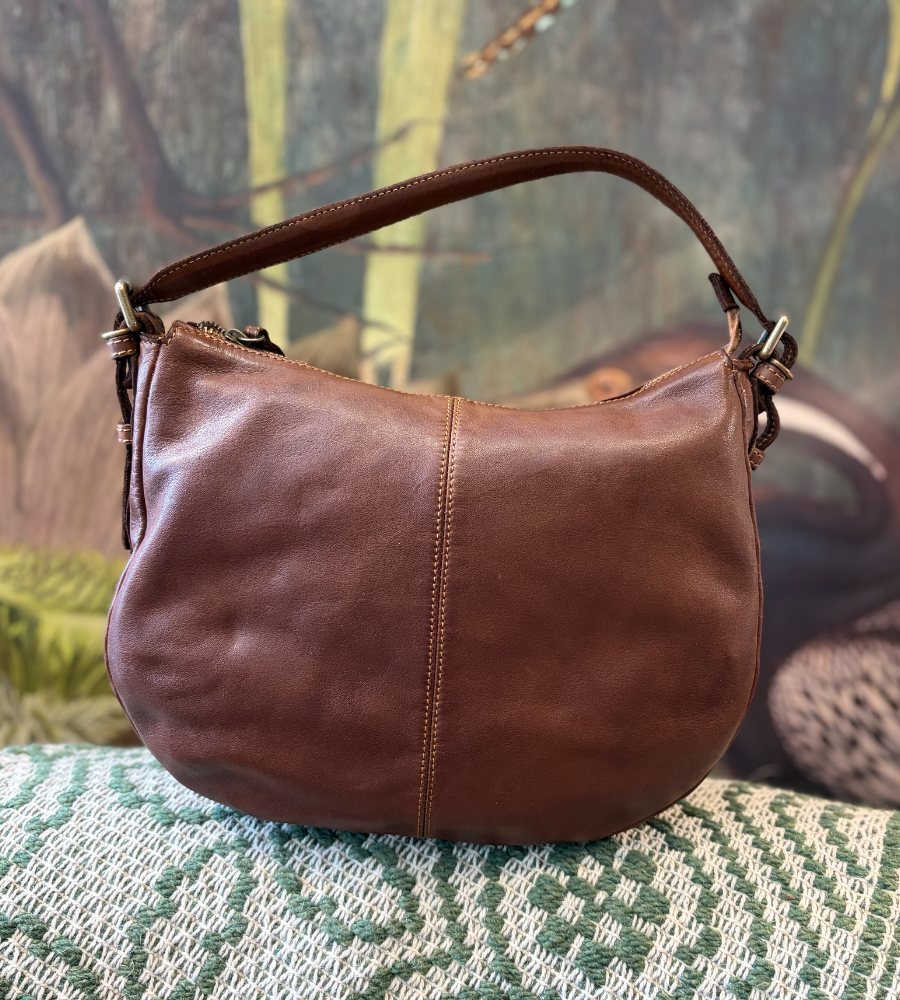 Borsa mezzaluna BS632 colore cognac di Bayside.